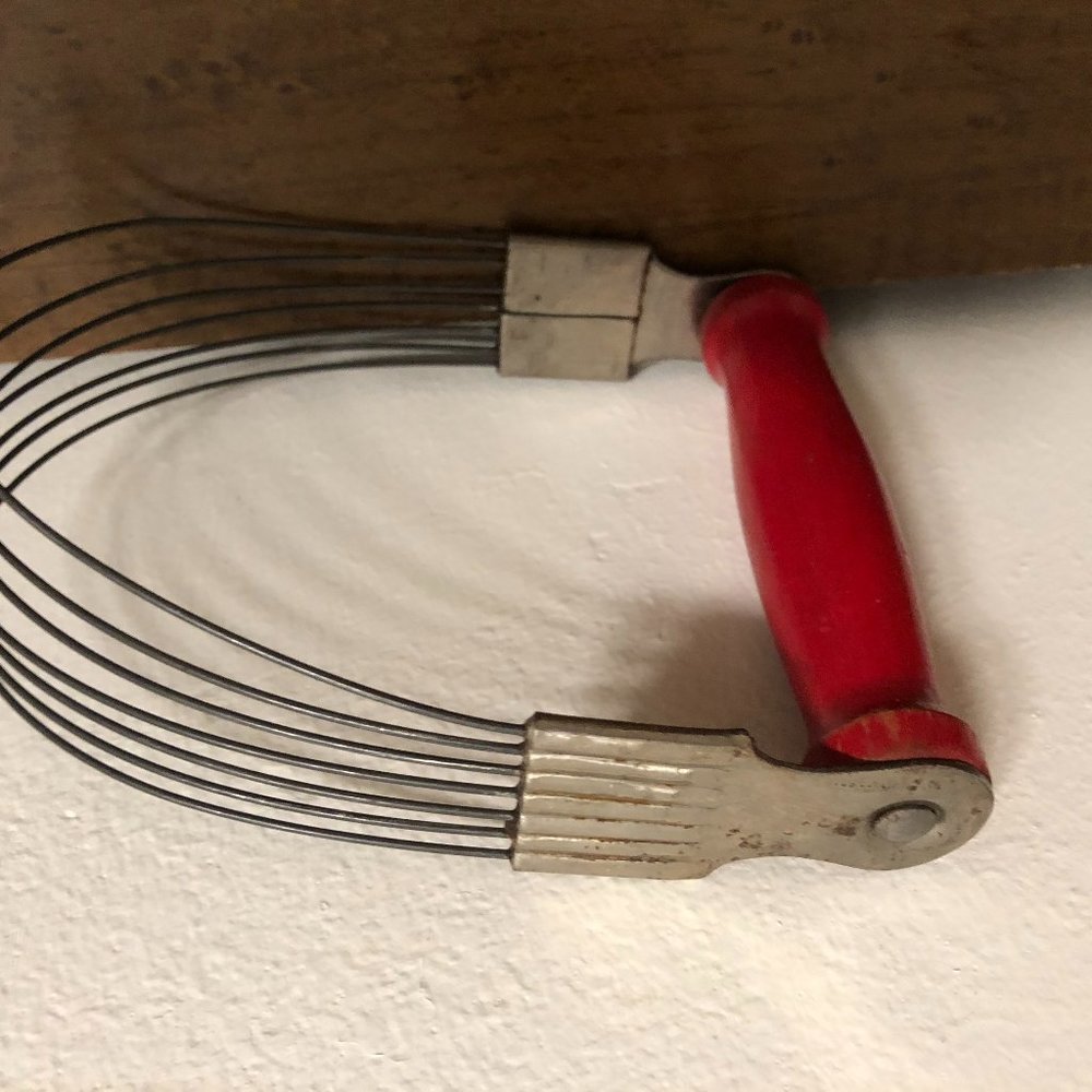 RED HANDLE WIND TINY SIFTER  PASTRY BLENDER MOULI ROTARY HARD CHEESE GRATER - Picture 3 of 14